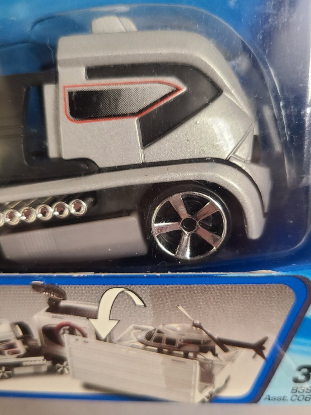 Hot Wheels Truckin Transporters Global Surveillance with Helicopter - Picture 4 of 11